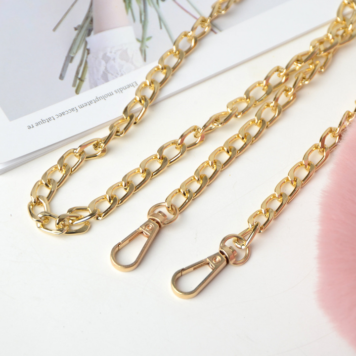Heart-shaped fluffy bag with gold chain